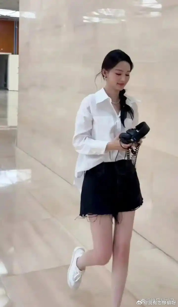 李沁麻花辫好美，又纯又欲太迷人