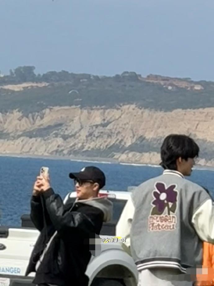 网友3月底偶遇王子粿粿一起度假世界太小了，有网友今年3月底在美国圣地亚戈偶遇王