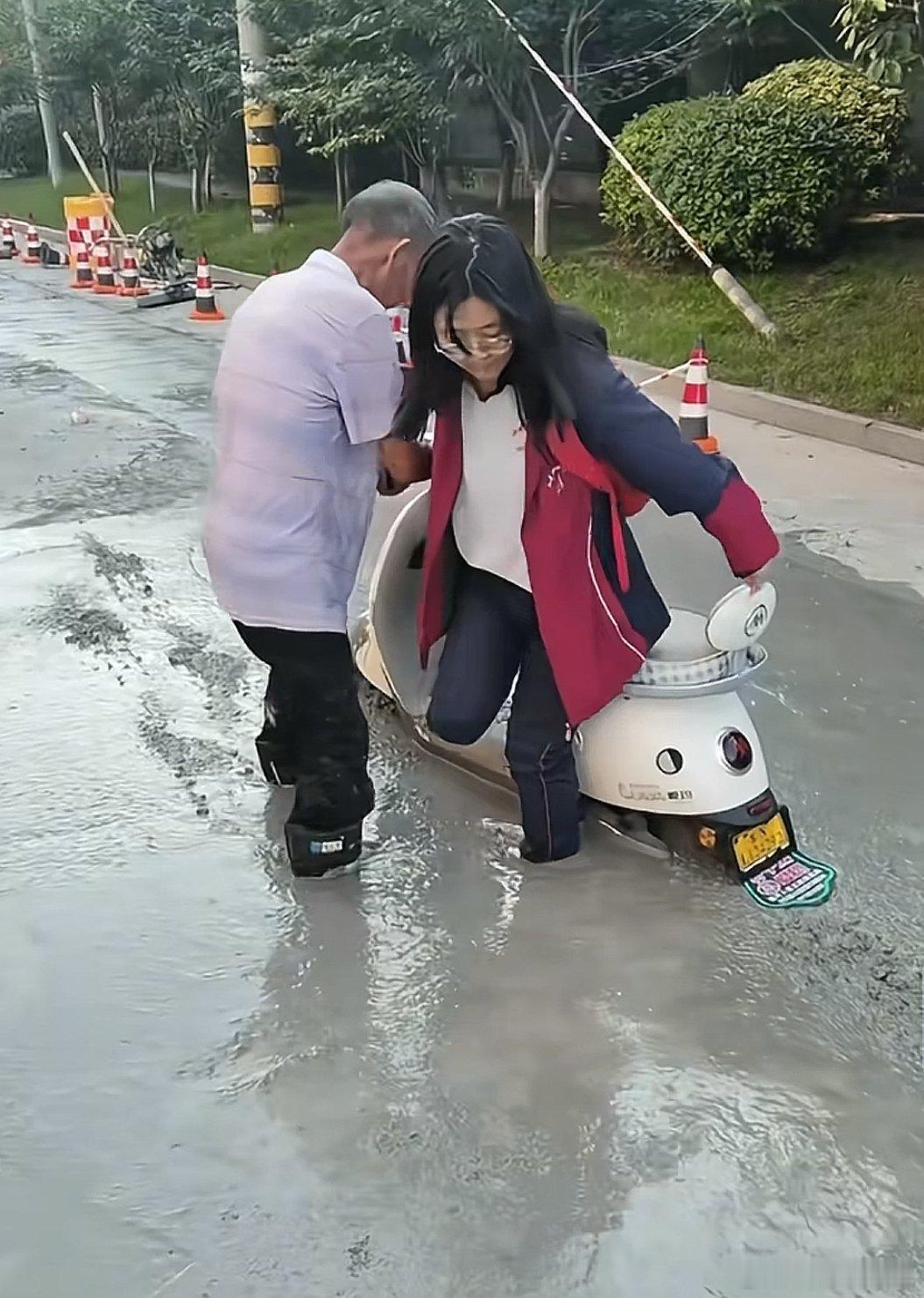 这姑娘也是看都不看就往前冲了，这么明显呢​​​