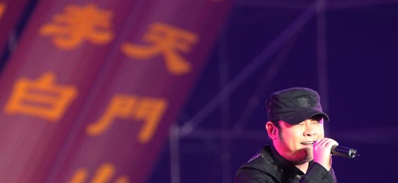 刀郎演唱会团队成员收入与故事刀郎演唱会的票房成绩斐然，广州站门票销售更是