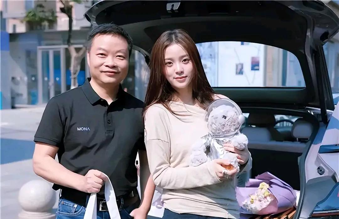男人开车带着美女和带着兄弟的不同表现