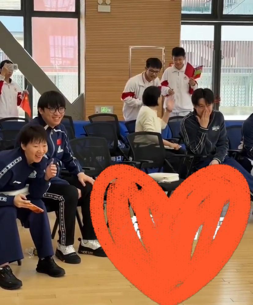 王曼昱的笑容绽开，王楚钦用手挡住脸，扑哧，扑哧，嘴变成了月牙。今日，王楚