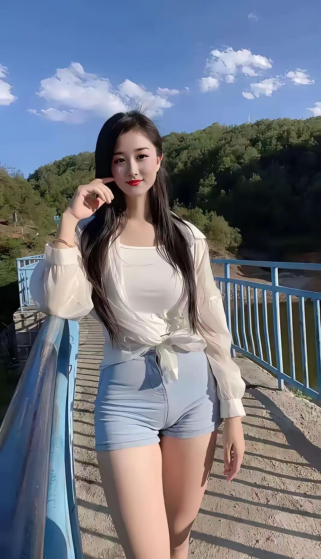 夏日清新穿搭,漫步在绿意盎然的桥上,感受自然的美好。