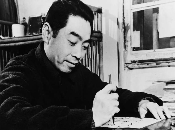 1959年，耗时不到一年，建成了人民大会堂，毛主席视察时，指着天花板，笑着追问：