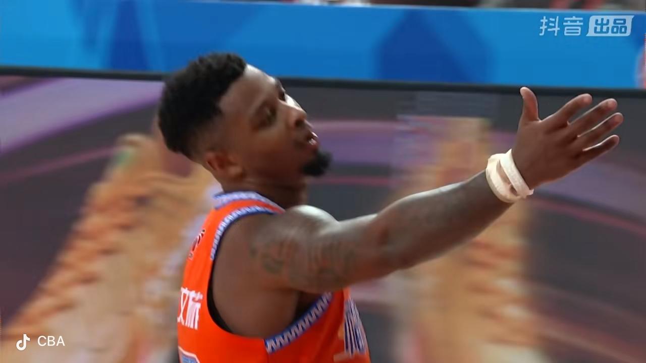 真的是不知道，前任新疆飞虎男篮的主教练是干什么吃的！看看新疆