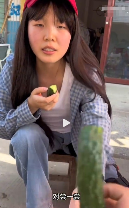 安徽一残疾女孩独自在街上卖菜，一男子见她可怜，便花500元买下所有的菜，只要求去