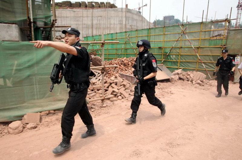 重庆，2011年5月，为民工讨薪护航的闪电突击队使用了QBZ95B