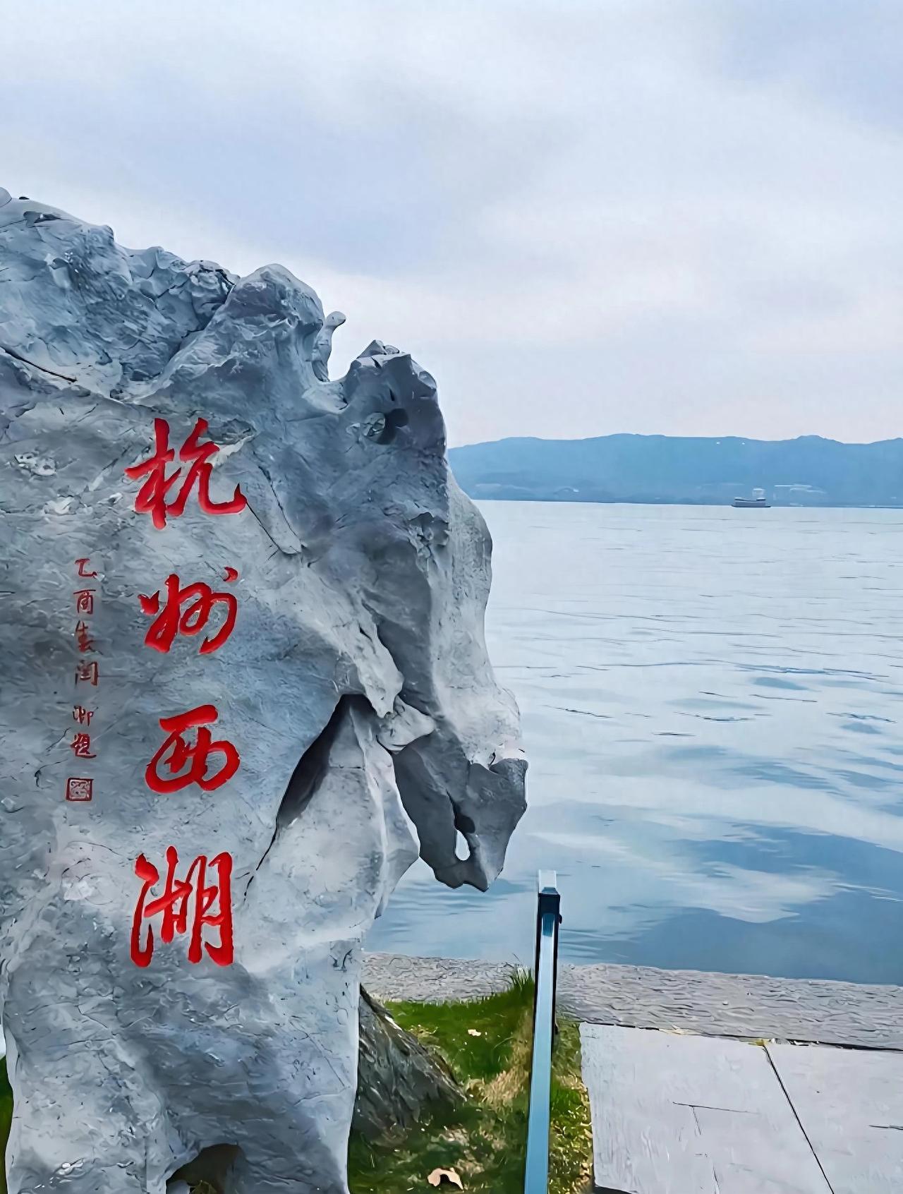 杭州街头日本游客有点多。但他们不太去西湖。总在城郊的产业园转悠。看着不像