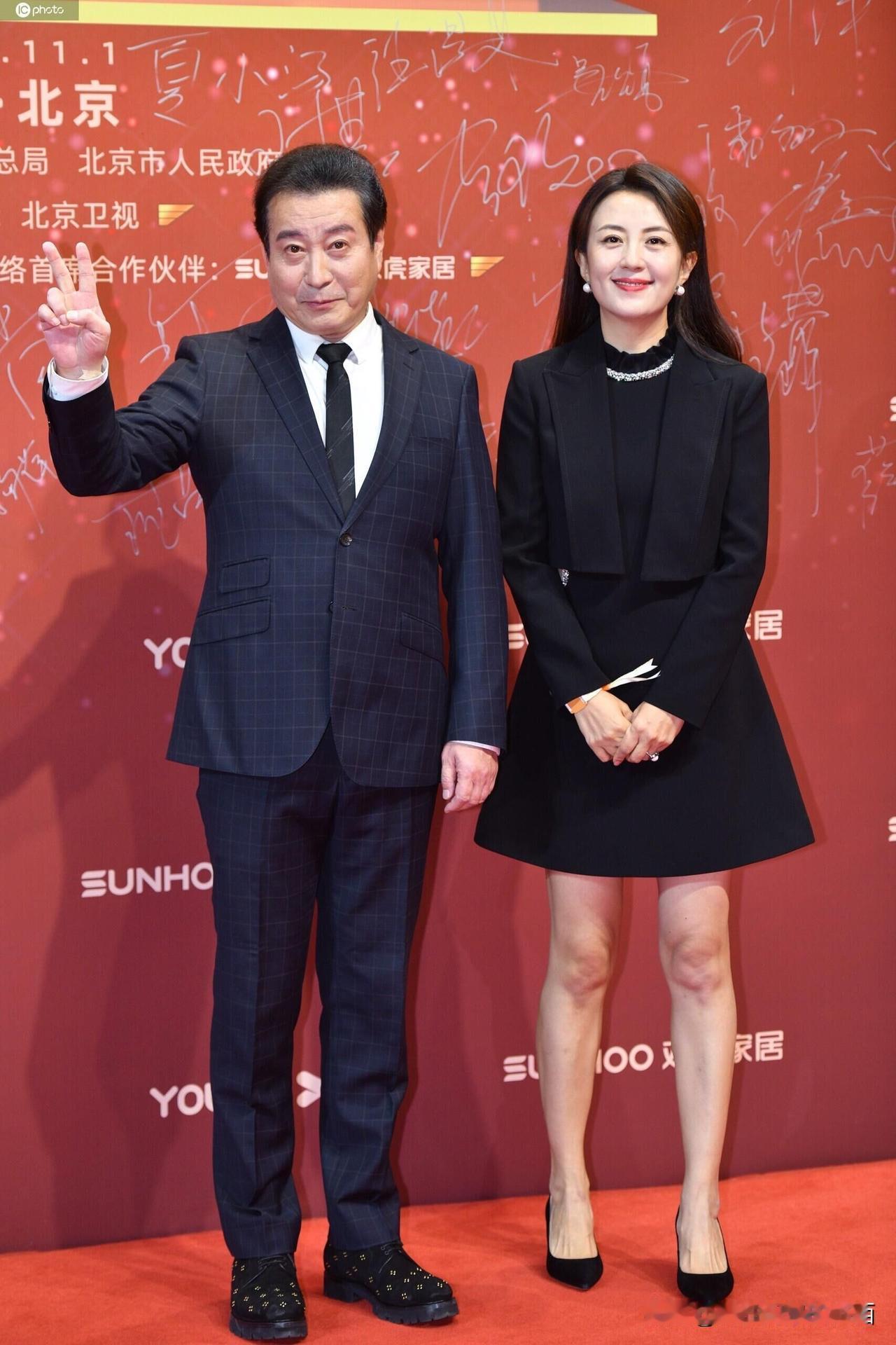 这是早些年两位明星的合影，美女是长相国色天香的女演员杨童舒，她是国字脸，大眼睛，