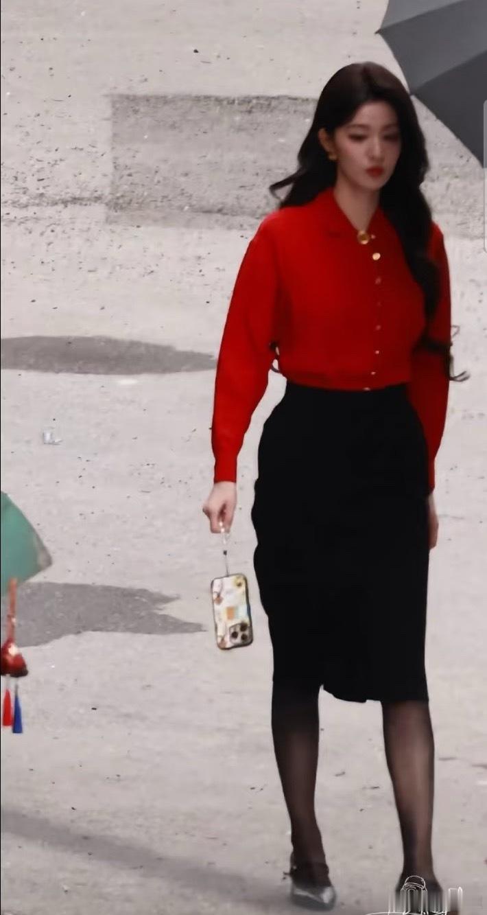 这衣服真的好土，对女主的妆造太应付了​​​