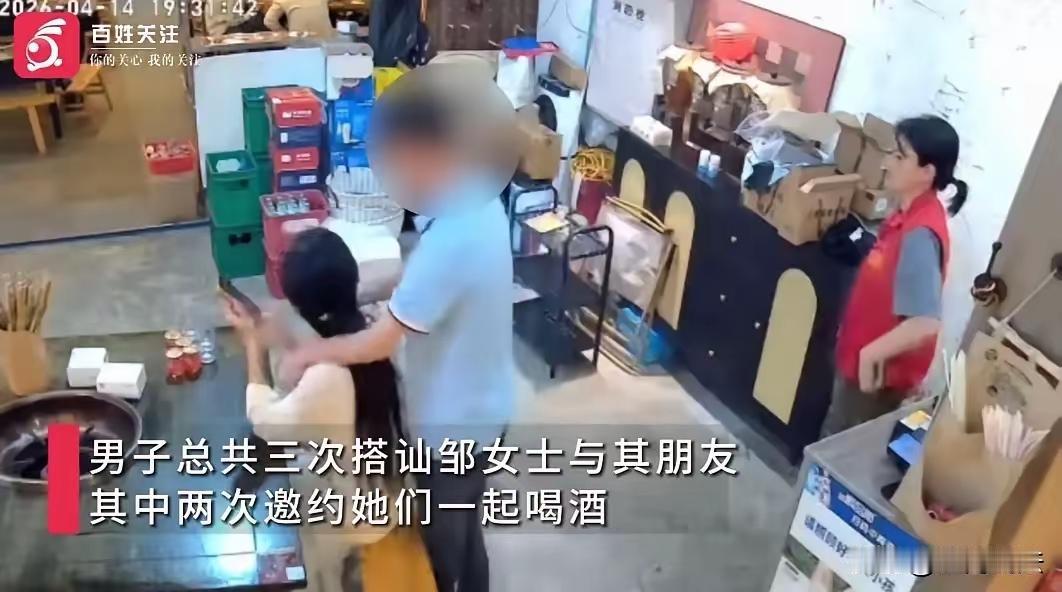 美女老板娘拒陪酒遭骚扰，反手一巴掌太解气！网友：干得漂亮四川一家火锅店里，