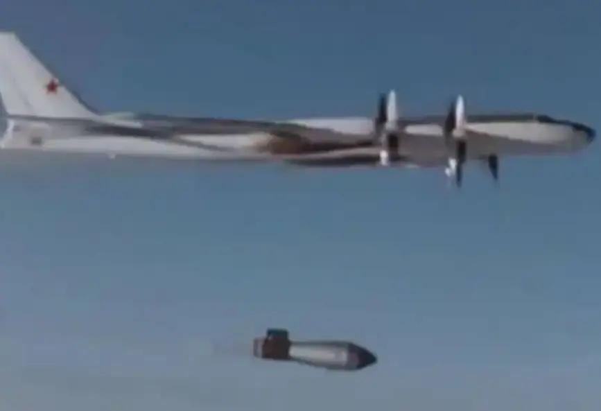 一个西班牙农民用脚踩灭了一团火焰，他不知道的是，自己踩的是一枚足以毁灭方圆15公