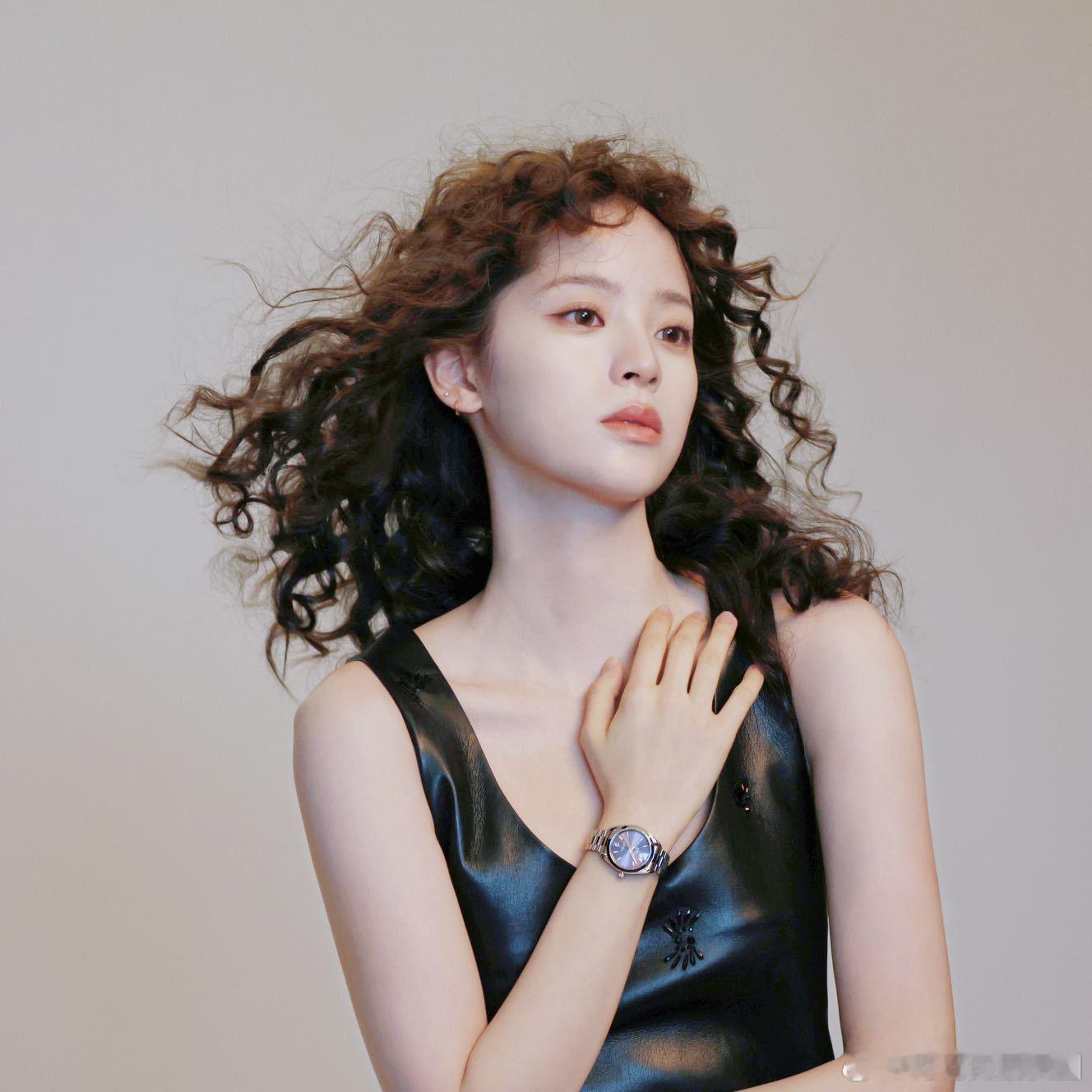 关晓彤娜扎欧阳娜娜奢牌公式照作为年轻一代的代表，欧阳娜娜的每一套造型都成为了品牌