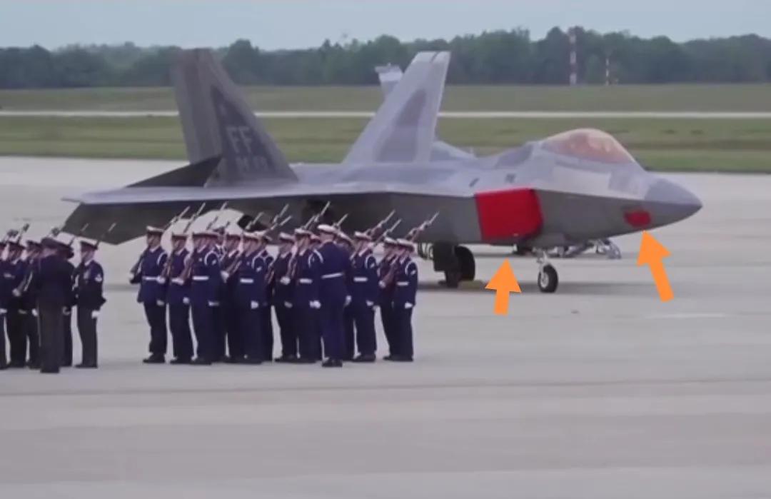 美国安德鲁斯基地F35飞机侧边封红布。