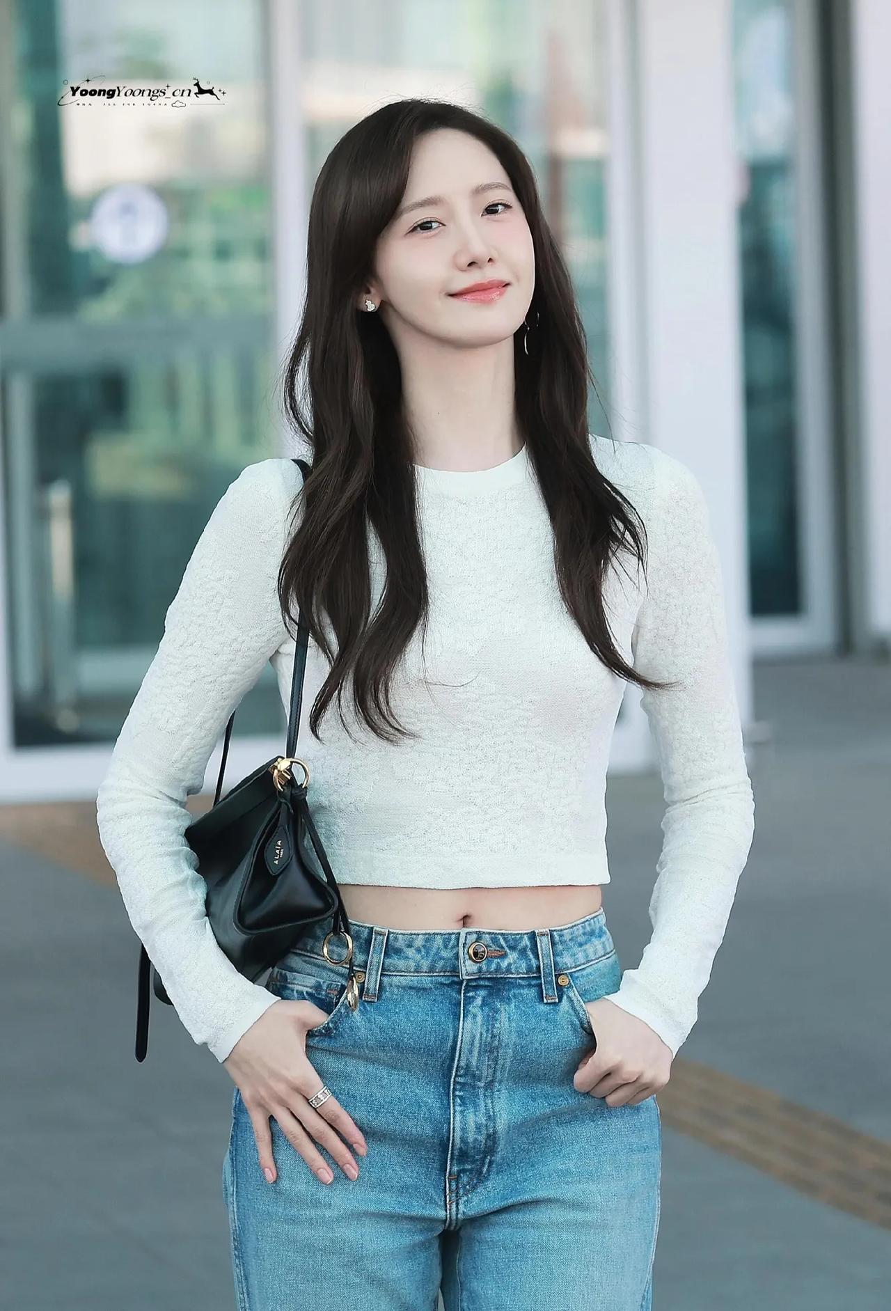 允儿机场路透，白T配牛仔裤也能穿出高级感！利落剪裁+松弛氛围，温柔又显气质，简