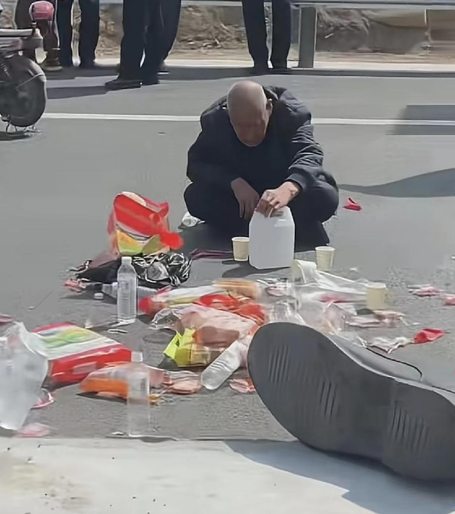 这俩大爷是准备族谱单开一页吗？新修的道路没有给这个村留路口，导致村民出行要多绕