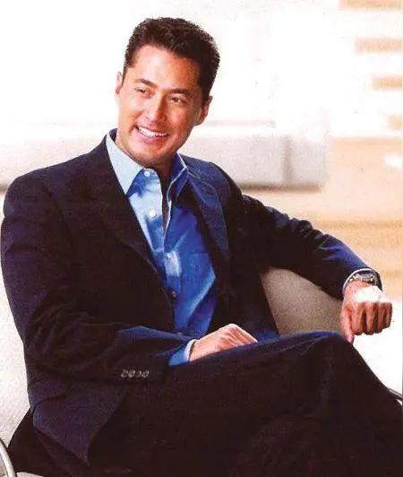 老听说王耀庆是天生只能演有钱人。可是王敏德一出来，王耀庆立马变成了他的跟班，气势