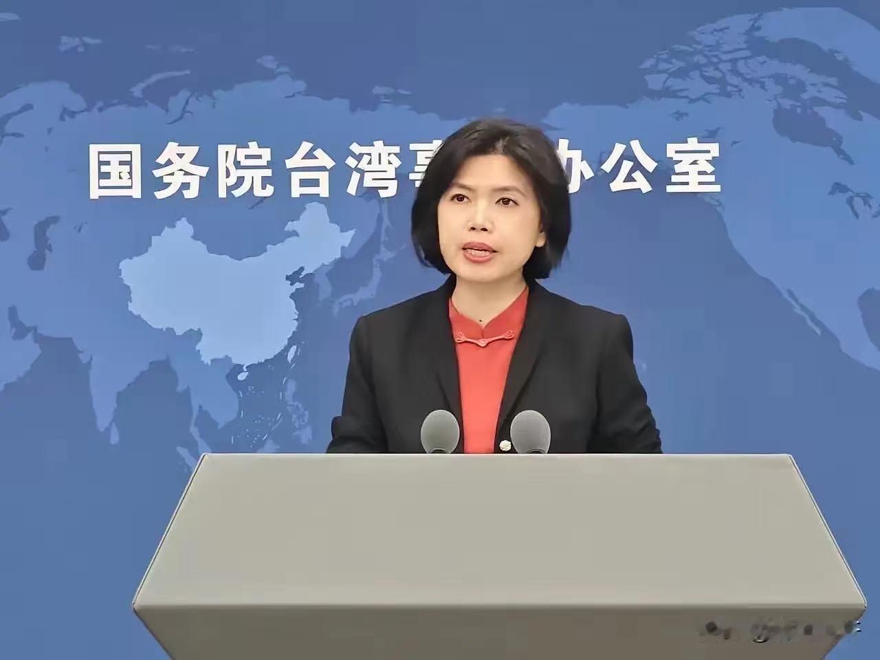 郑丽文变了卦。她原先说好先去大陆，转头却先飞了美国。手下苏宏达带着厚厚一叠防务报