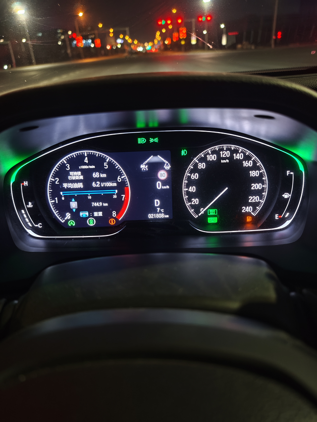 雅阁高速一箱油多少公里今天开雅阁，全程750公里，跑完还剩一格，如果烧完勉强估