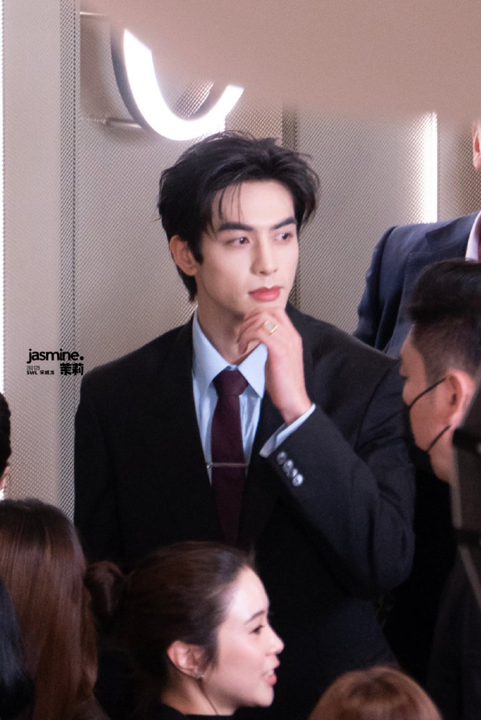 宋威龙骨相好有多重要宋威龙顶级骨相，龙龙出神图比呼吸还简单