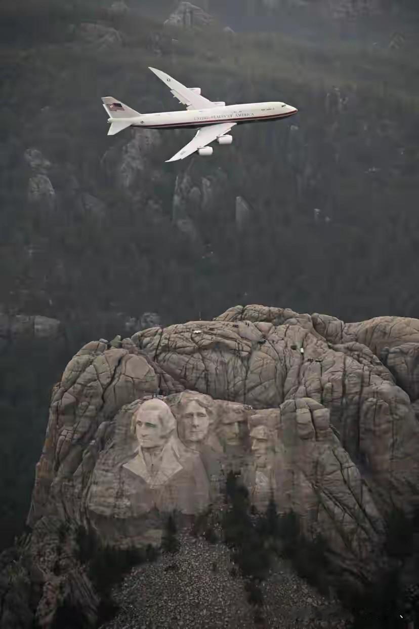 川普驾空军一号飞临四总统山后，发表重要讲话。他认为米国是人类历史上最成功的国家。