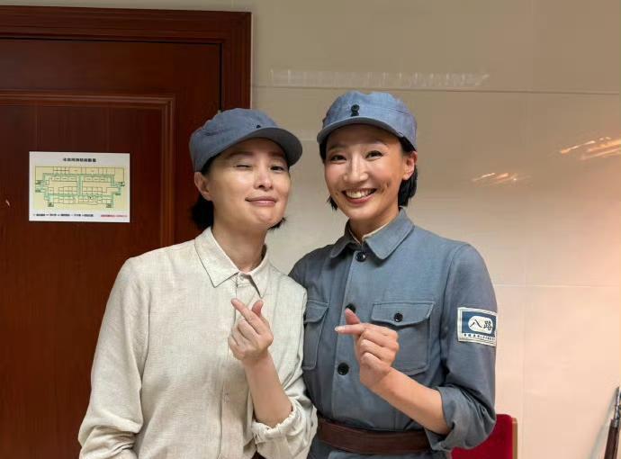 从《这束光》到五角星：吴越的后台告别，藏着最动人的家国情怀舞台上的他们，褪去了