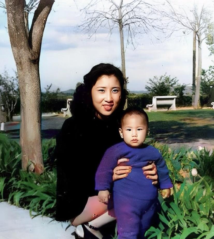 这是张灵甫遗孀<em>王玉龄</em>和年幼的儿子张道宇的合影照片，张灵甫生前是国军整编74师师长