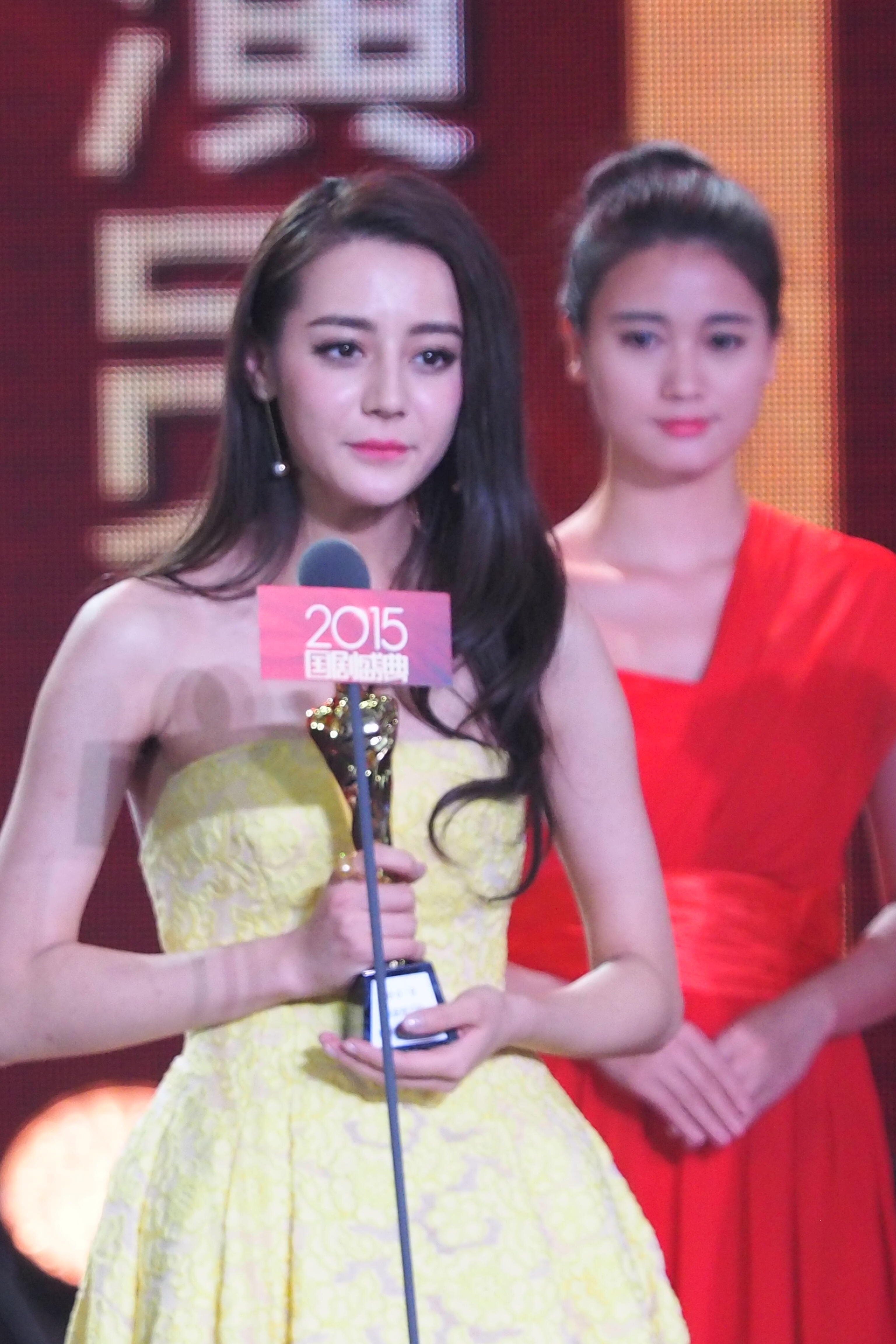 迪丽热巴又开始捂了