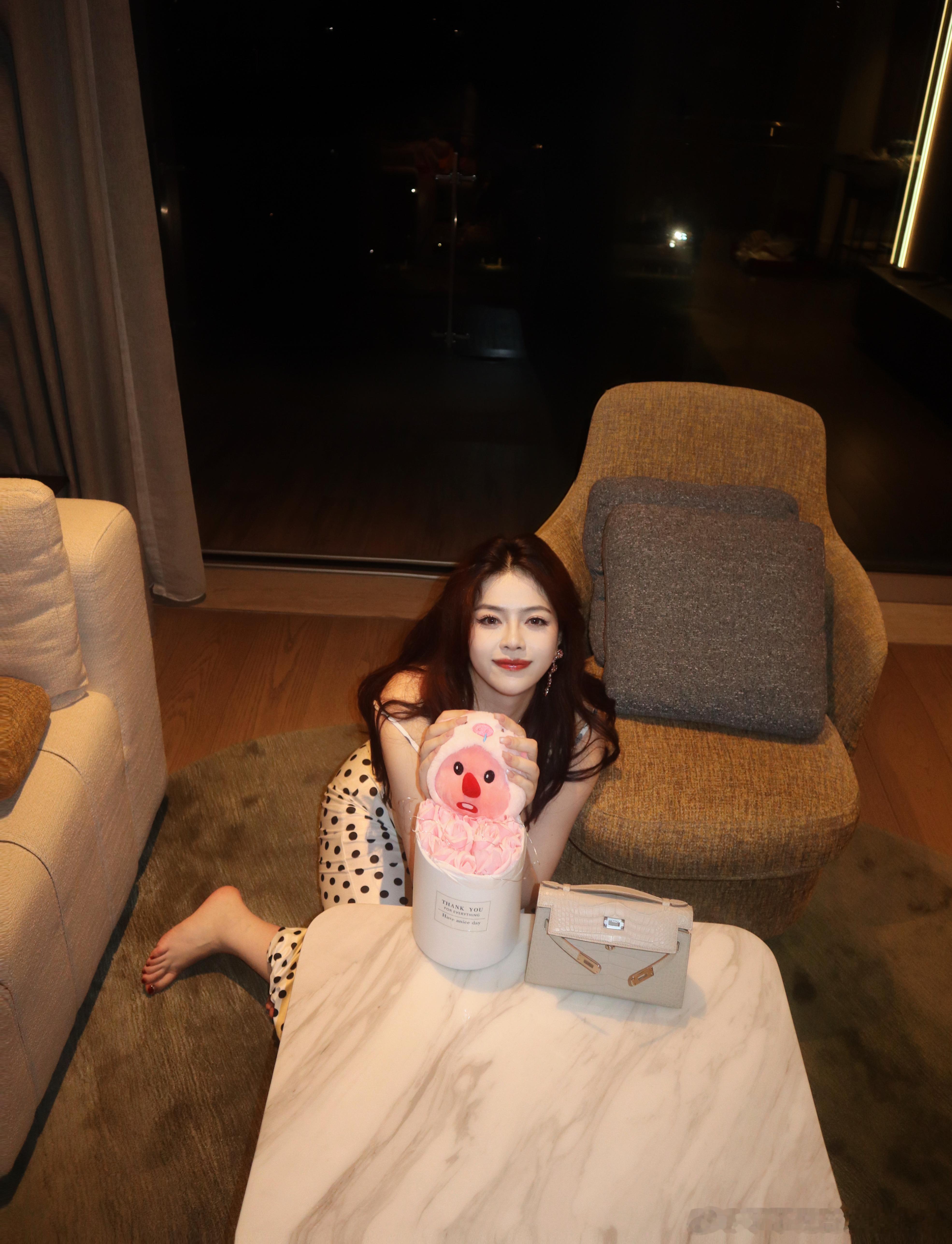 网红老师平平无奇自闭美女酒店夜拍​​​