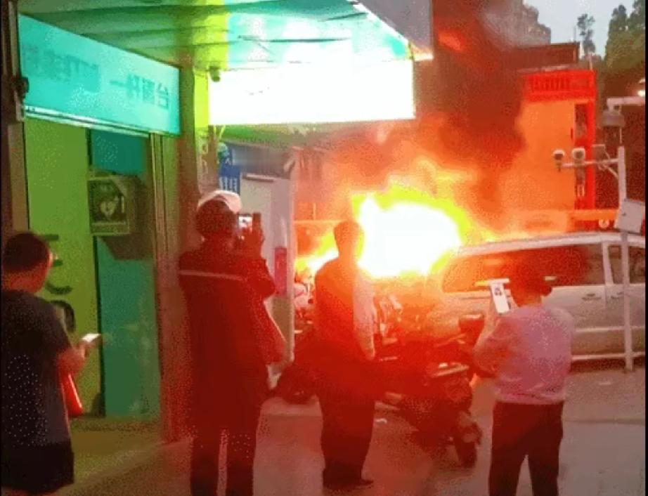 11月24日上午，深圳市龙岗区大靓花园发生电动自行车火灾事故，火势快速蔓延，引发