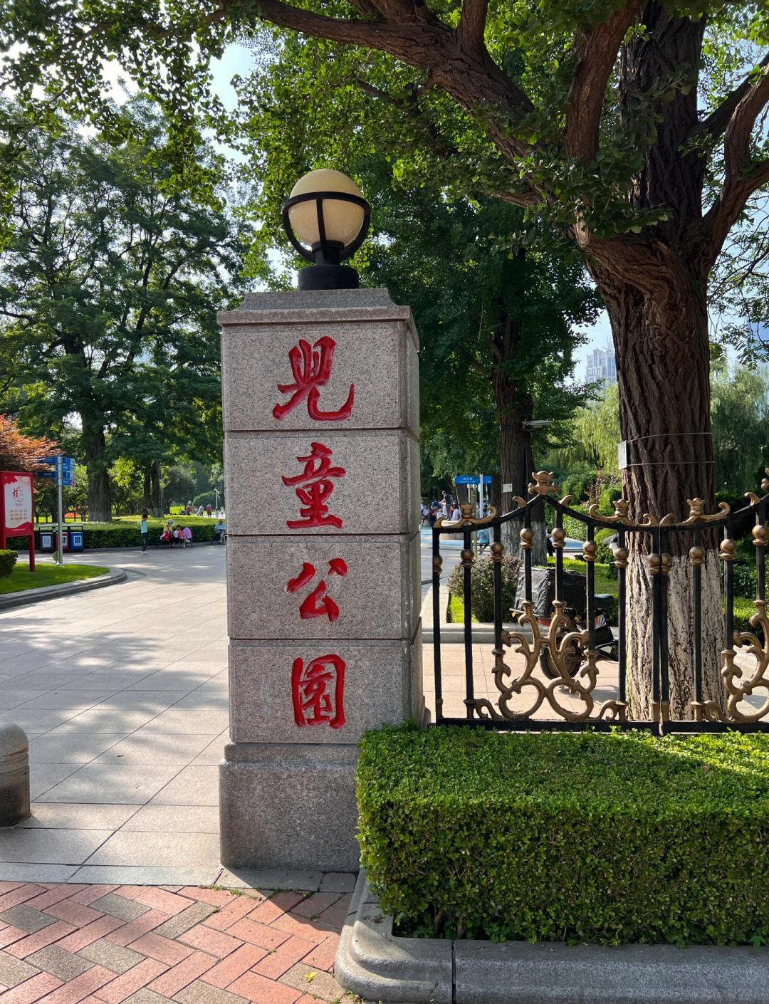 大连儿童公园名称区分：民泽公园是官方正式旧名，明泽公园是民间俗称，二者指同一个