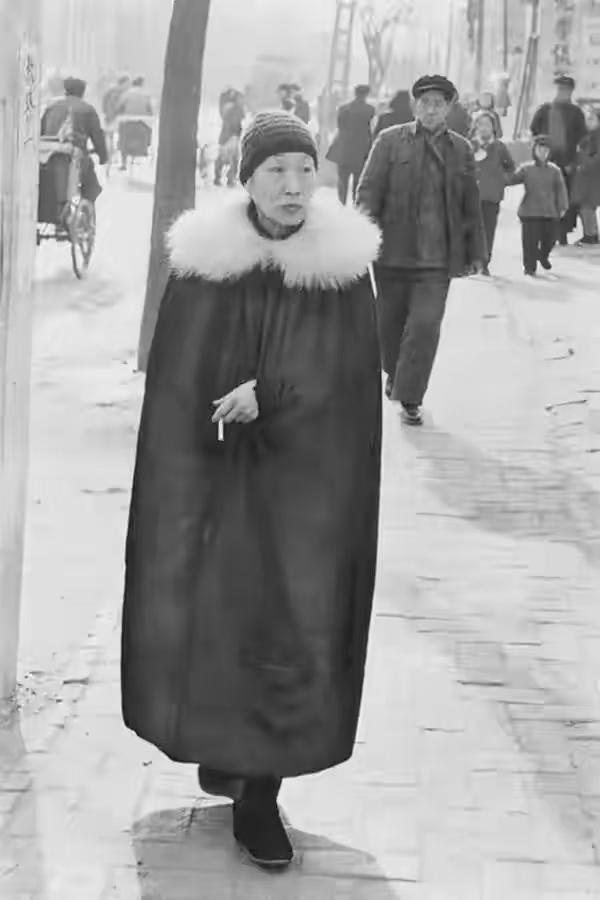 1957年冬，北京王府井一个最后的贵族王府井大街上，他敏感地将镜头对准迎面走来