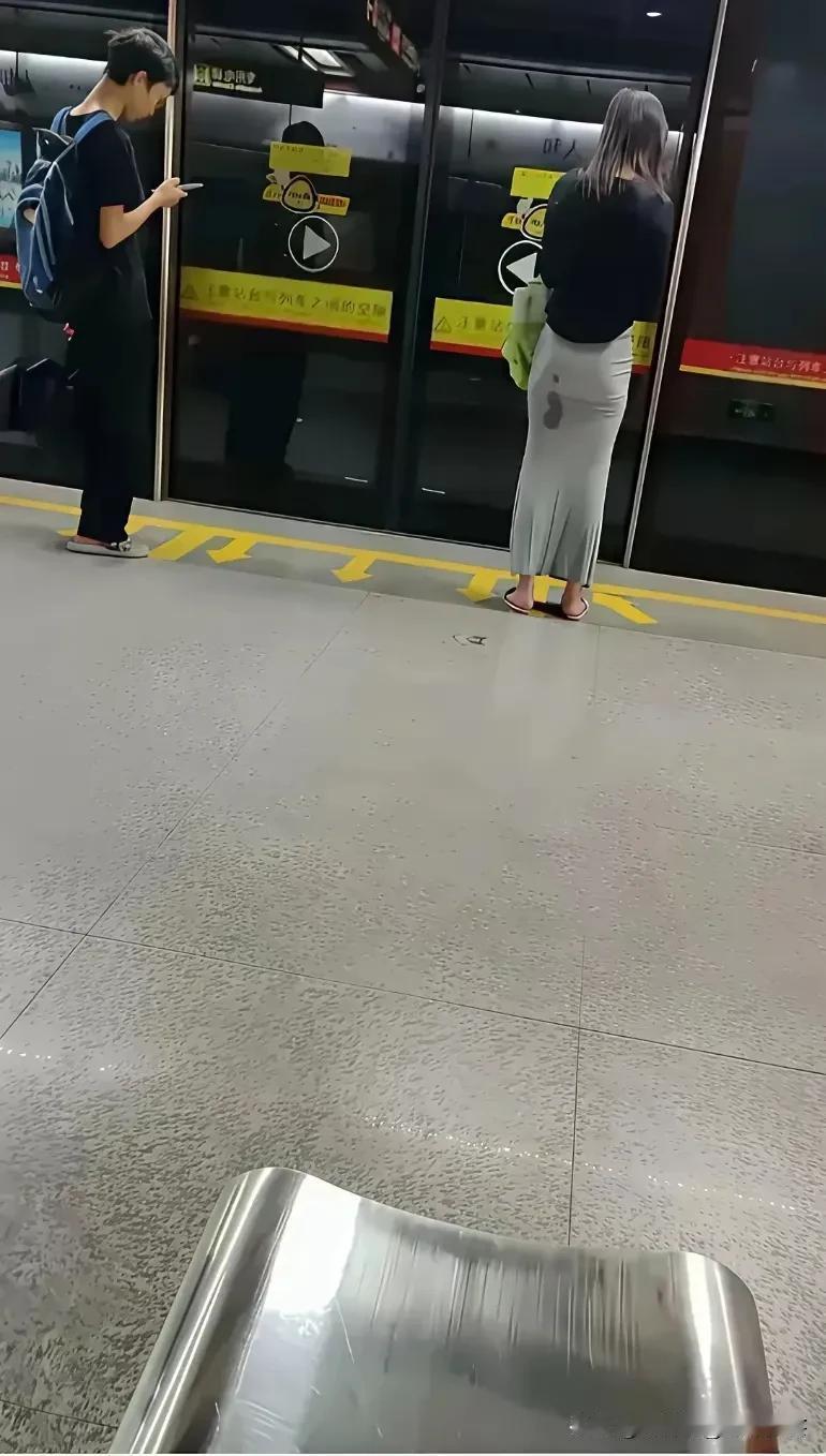 原来现实中真的有这种人啊？这到底是什么癖好，最令人瞠目结舌的是还是在地铁内，主打