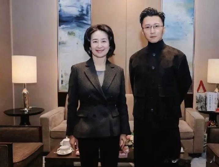 四十六岁的谢霆锋与六十三岁的何超琼同框