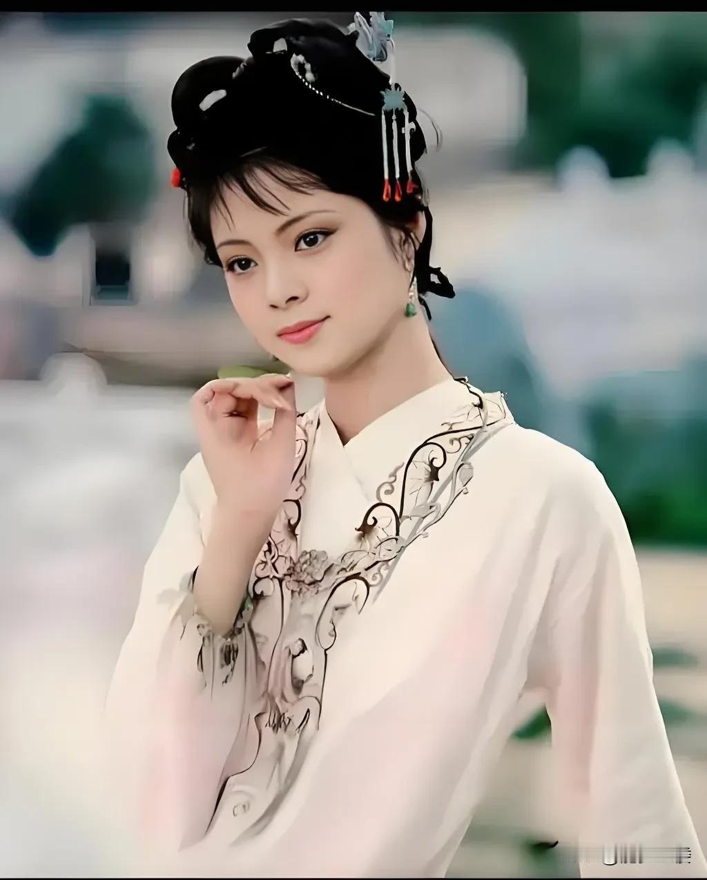 薛宝钗在大观园住的，如“雪洞一般的“蘅芜院”，与她们薛家来到京都后，所住的贾府东