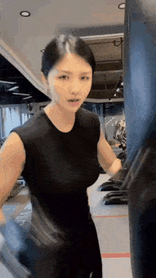 一开始以为，妹子是无敌的存在，结果后面竟然是这样。