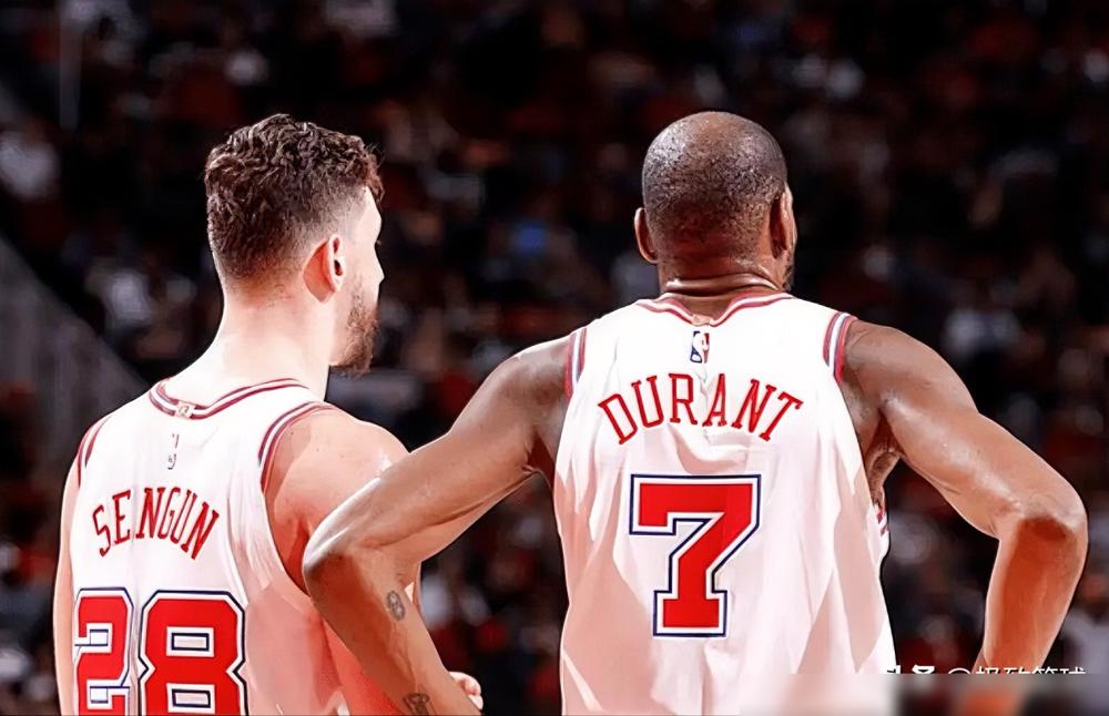 火箭队管理层疯了，手握杜兰特这样的王炸，却干出联盟倒数第三的丑事。人家砸下