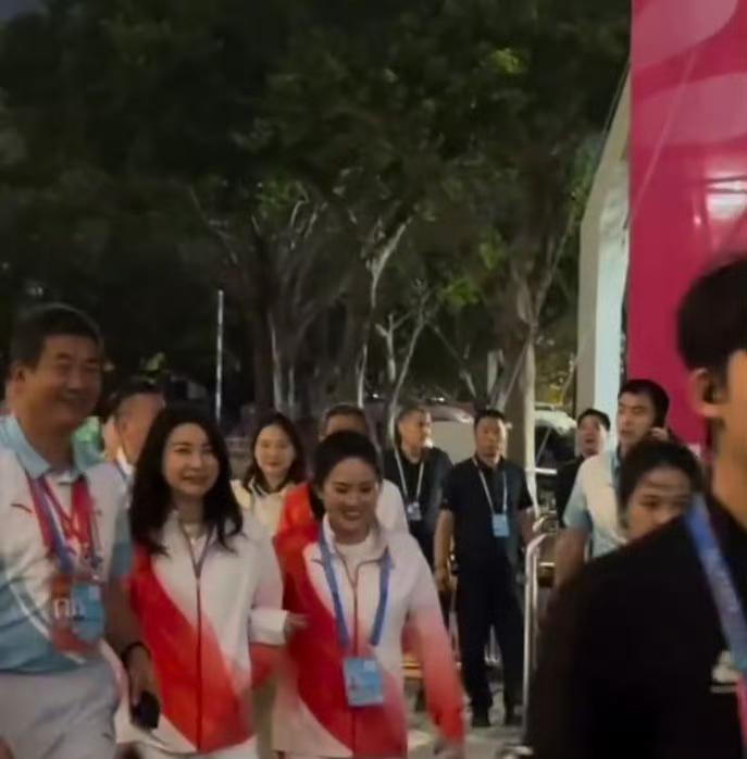 全运会开幕式上最令人惊喜的体育明星，非郭晶晶和陈若琳莫属了吧。两代跳水皇后，手