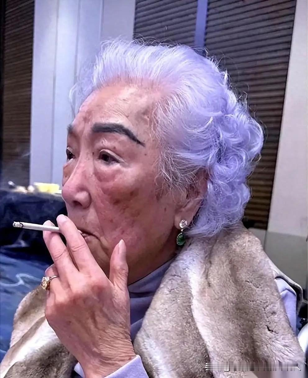 101岁的香港百亿豪门掌舵人余宝珠，至今还叼着烟坐镇集团总部办公室。但真正让她一