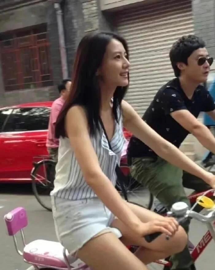 2013年34岁的高圆圆骑着单车逛北京胡同