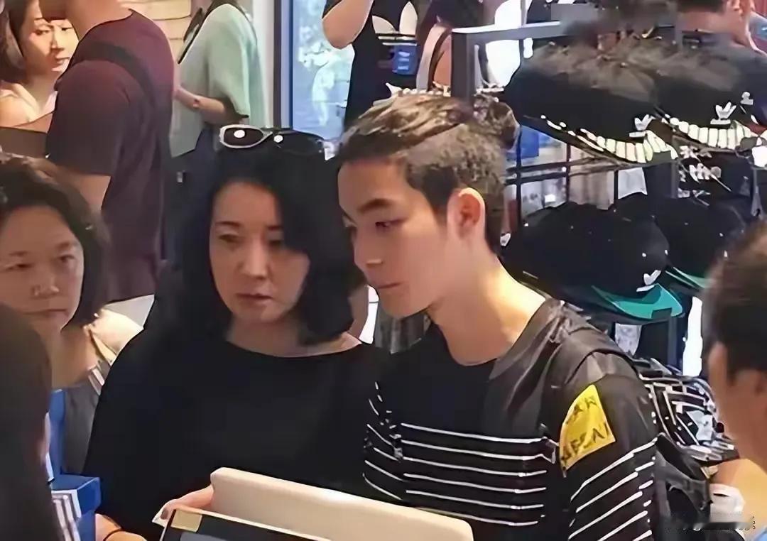 陈小艺，演艺圈实力派，她的儿子刘恒甫悄然走进大众视野。本以为会顶着“星二代”光环