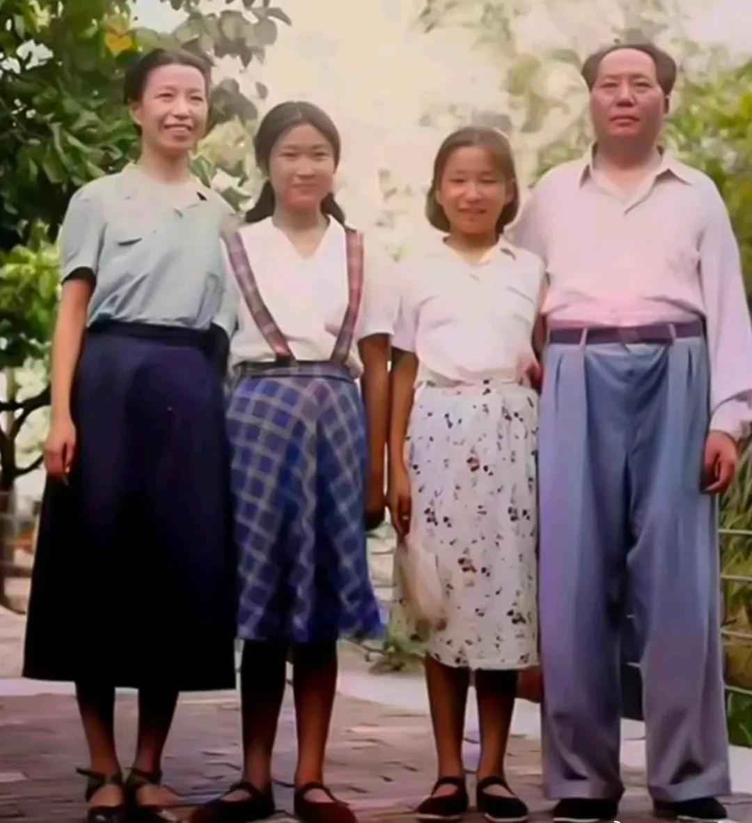 多么温馨的一家人啊，李敏，李娜姐妹俩和爸爸妈妈在一起。这张照片是1953年，在