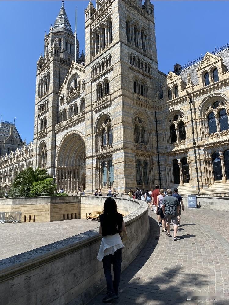 “没有本事给孩子托举就不要生孩子，要不然对你、对孩子都是痛苦！不要把生孩子当