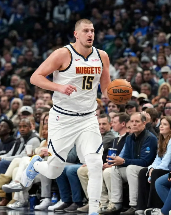 约基奇那么大一条大腿不好好利用，看看以前马刺，很多边缘球员，角色球员，甚至打不上