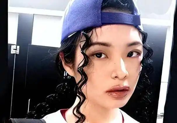 “反华妖女”许可馨，回国后叫嚣无人敢动她，如今下场简直大快人心！时隔几年再回