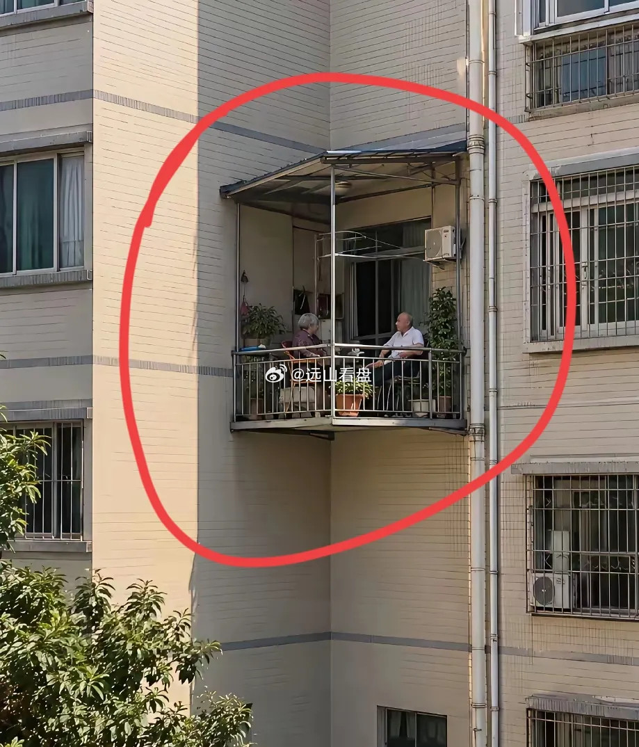 这户人家属实厉害了，在窗户这里直接硬生生的抠出了一个阳台，而且还是用钢架结构做成