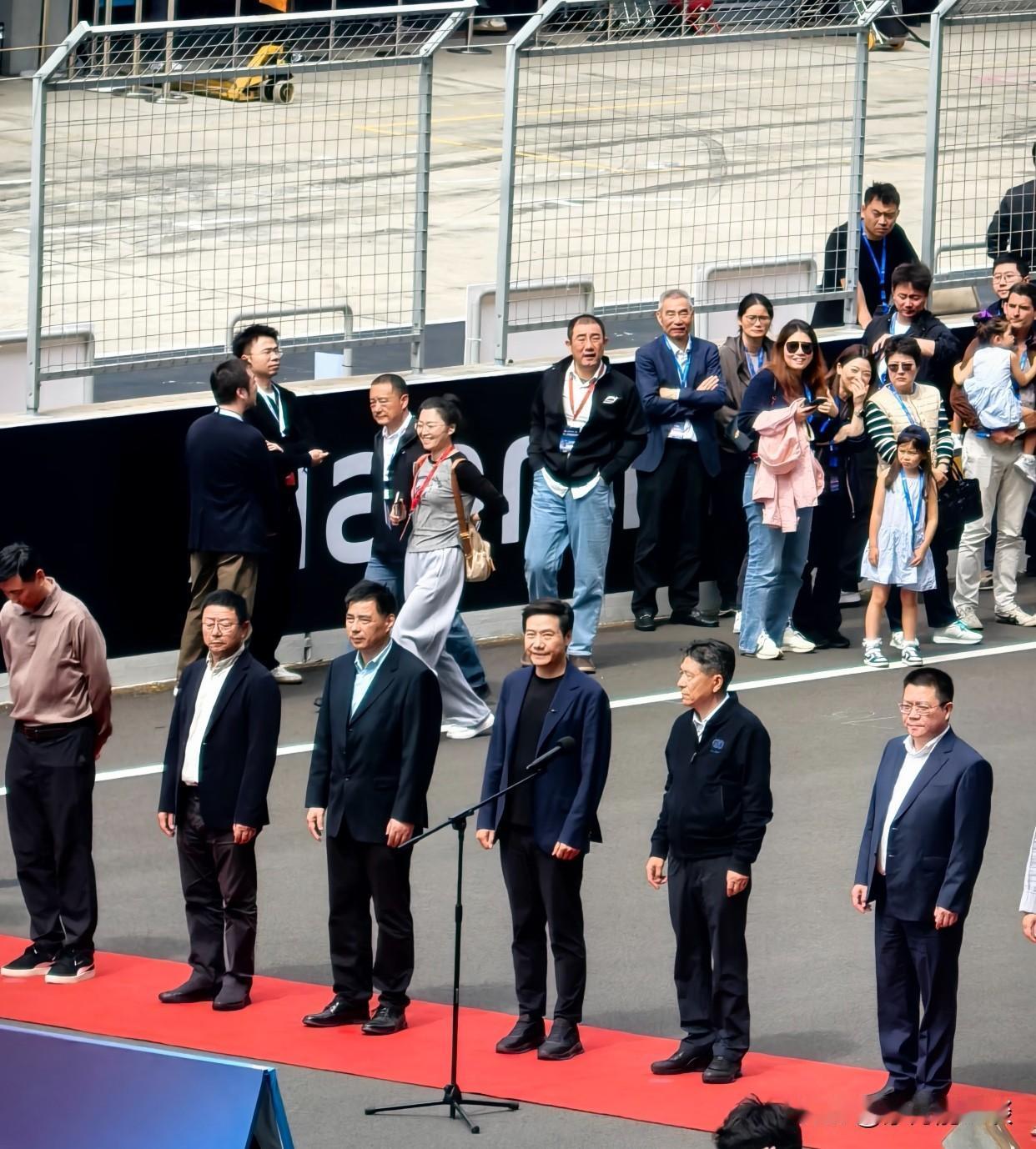 连雷军也不能免俗吗？男人对自己的身高应该都是有执念的，毕竟那是给人的第一印象，很