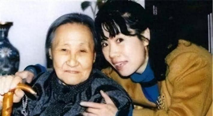 她是溥仪的亲妹妹，为人民服务，活到2004年，她的一生与溥仪完全不同。2004年