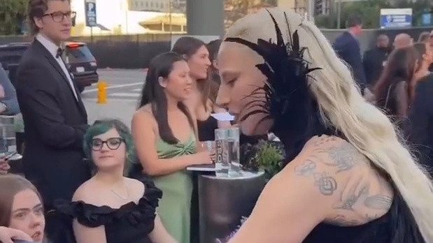 Lady Gaga 格莱美红毯震撼登场！黑色羽毛装惊艳全场