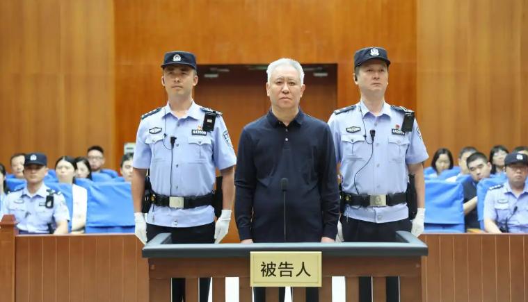 许家印被宣判无期，这不是一个所谓首富跌落的故事，而是中国房地产高杠杆时代的彻底清